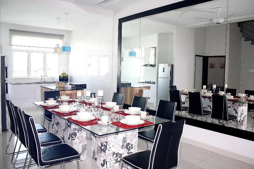 Shamrock Breeze Villa 2: Coastal Haven For 25 Guests Batu Ferringhi