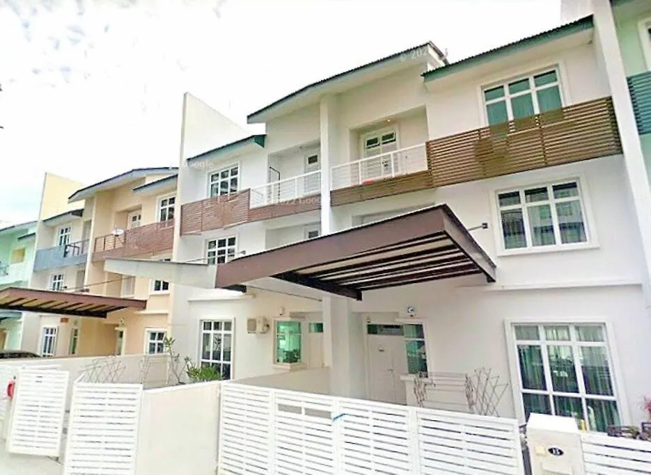 Shamrock Breeze Villa 2: Coastal Haven For 25 Guests Batu Ferringhi