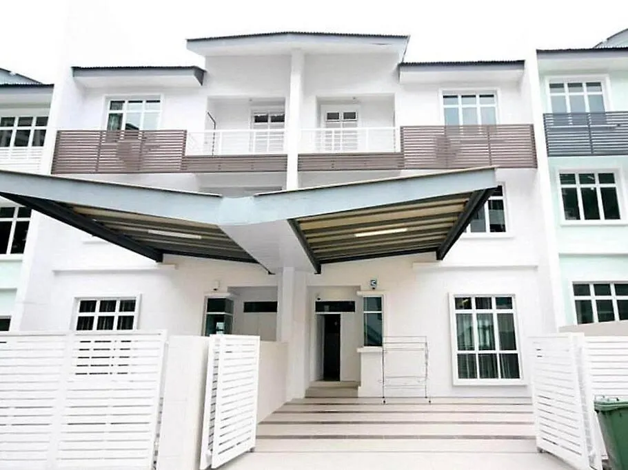 Shamrock Breeze Villa 2: Coastal Haven For 25 Guests Batu Ferringhi