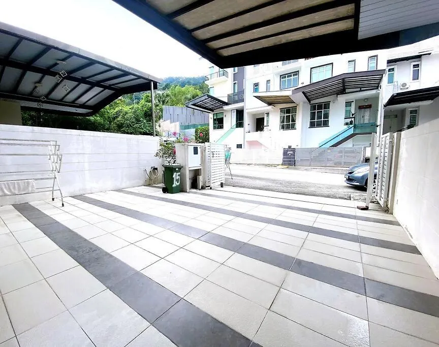 Shamrock Breeze Villa 2: Coastal Haven For 25 Guests Batu Ferringhi